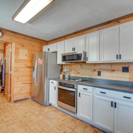 Central Sevierville Cabin With Hot Tub And Views! Exterior photo